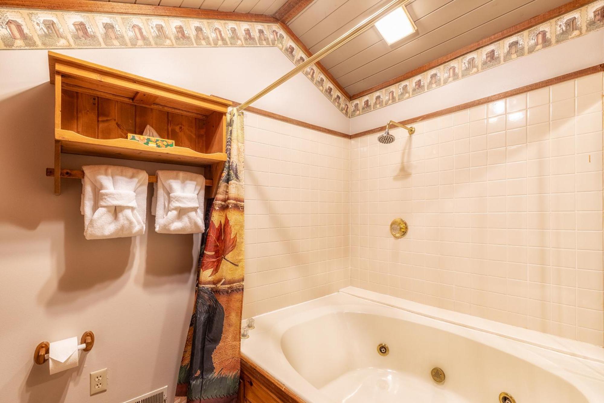 Heavenly View, Hot Tub, 3 King Beds, Pool Table Gatlinburg