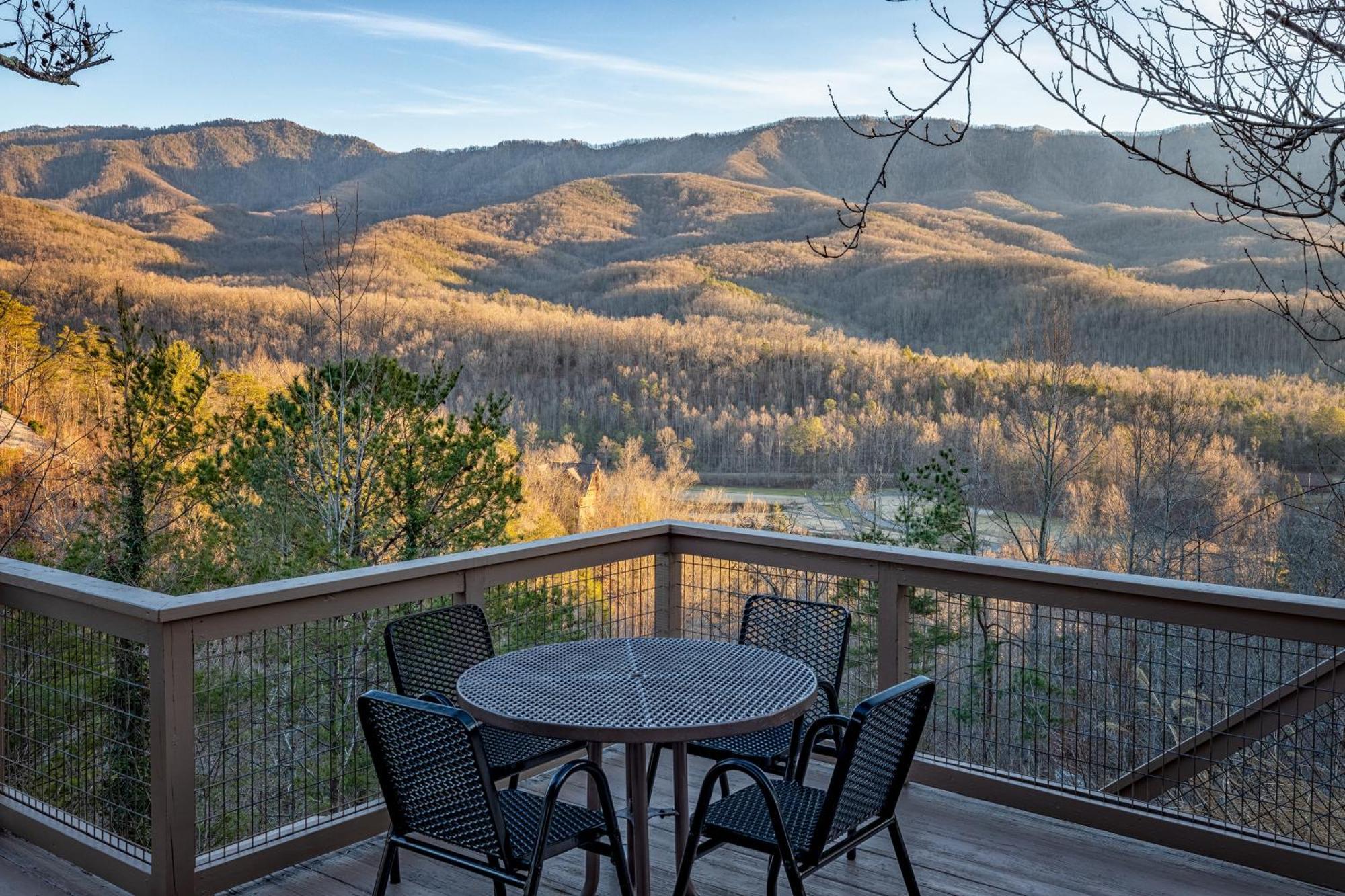 Heavenly View, Hot Tub, 3 King Beds, Pool Table Chalet *