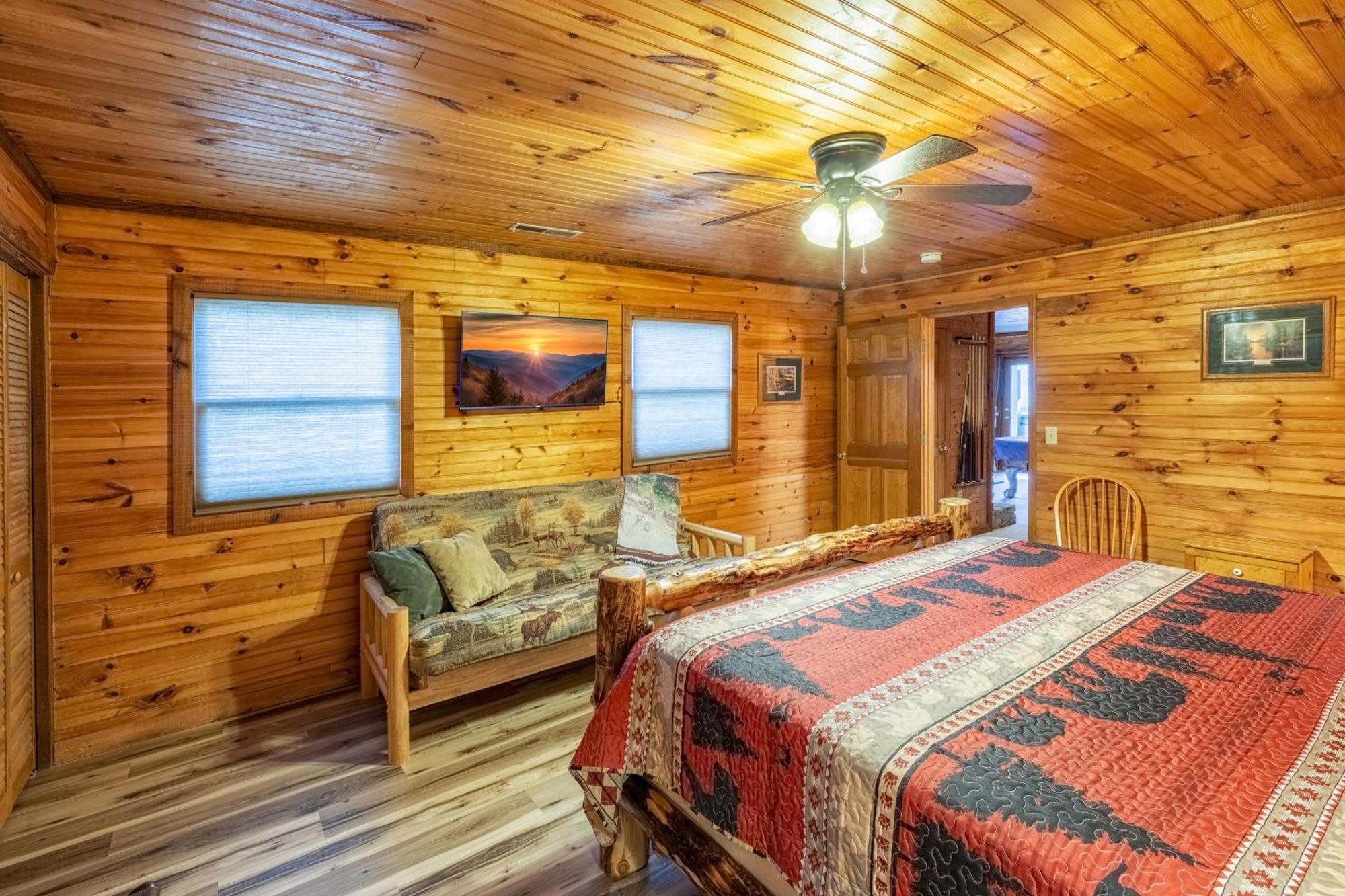 Heavenly View, Hot Tub, 3 King Beds, Pool Table Chalet Gatlinburg