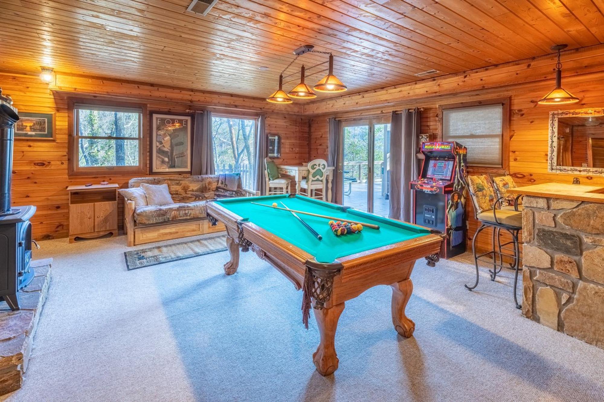 Chalet Heavenly View, Hot Tub, 3 King Beds, Pool Table Gatlinburg