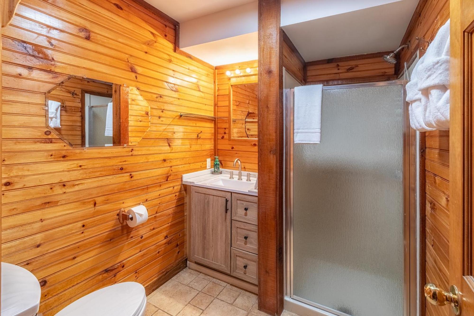 Heavenly View, Hot Tub, 3 King Beds, Pool Table Chalet Gatlinburg
