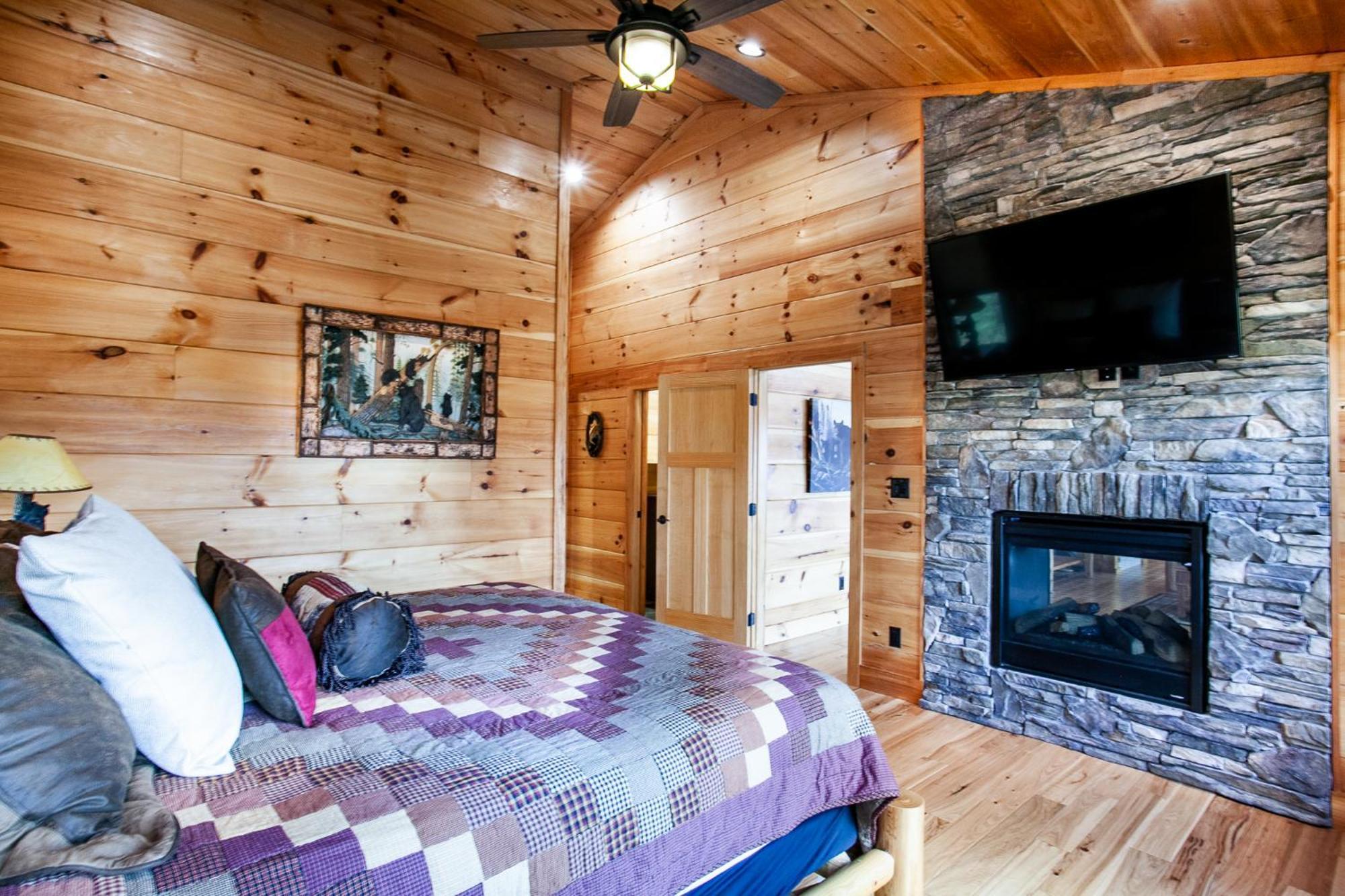 Majesty With Mtn View, Hot Tub And Game Gatlinburg