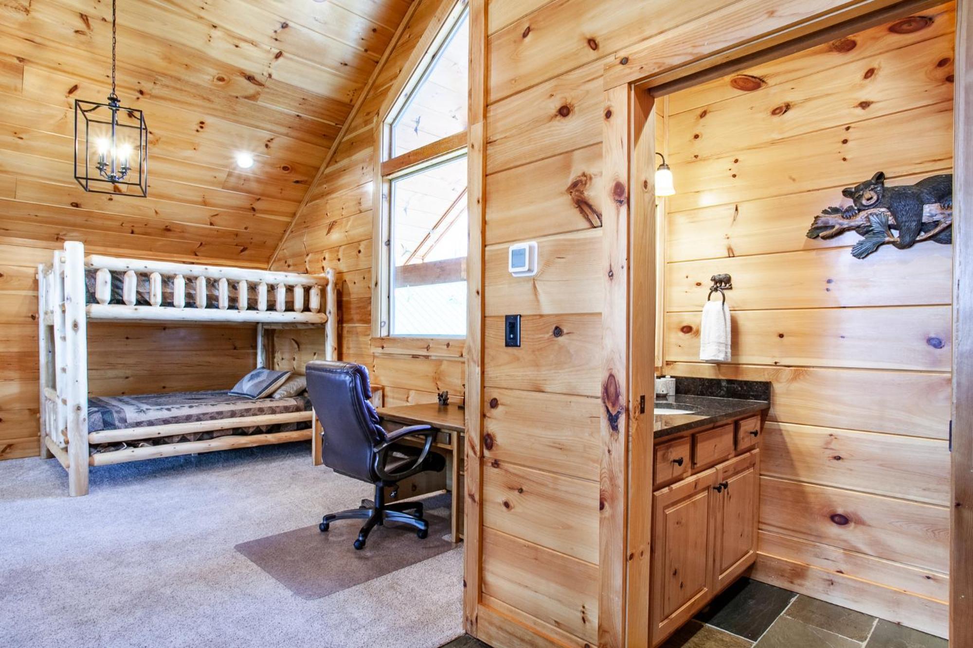 Majesty With Mtn View, Hot Tub And Game Holiday home *