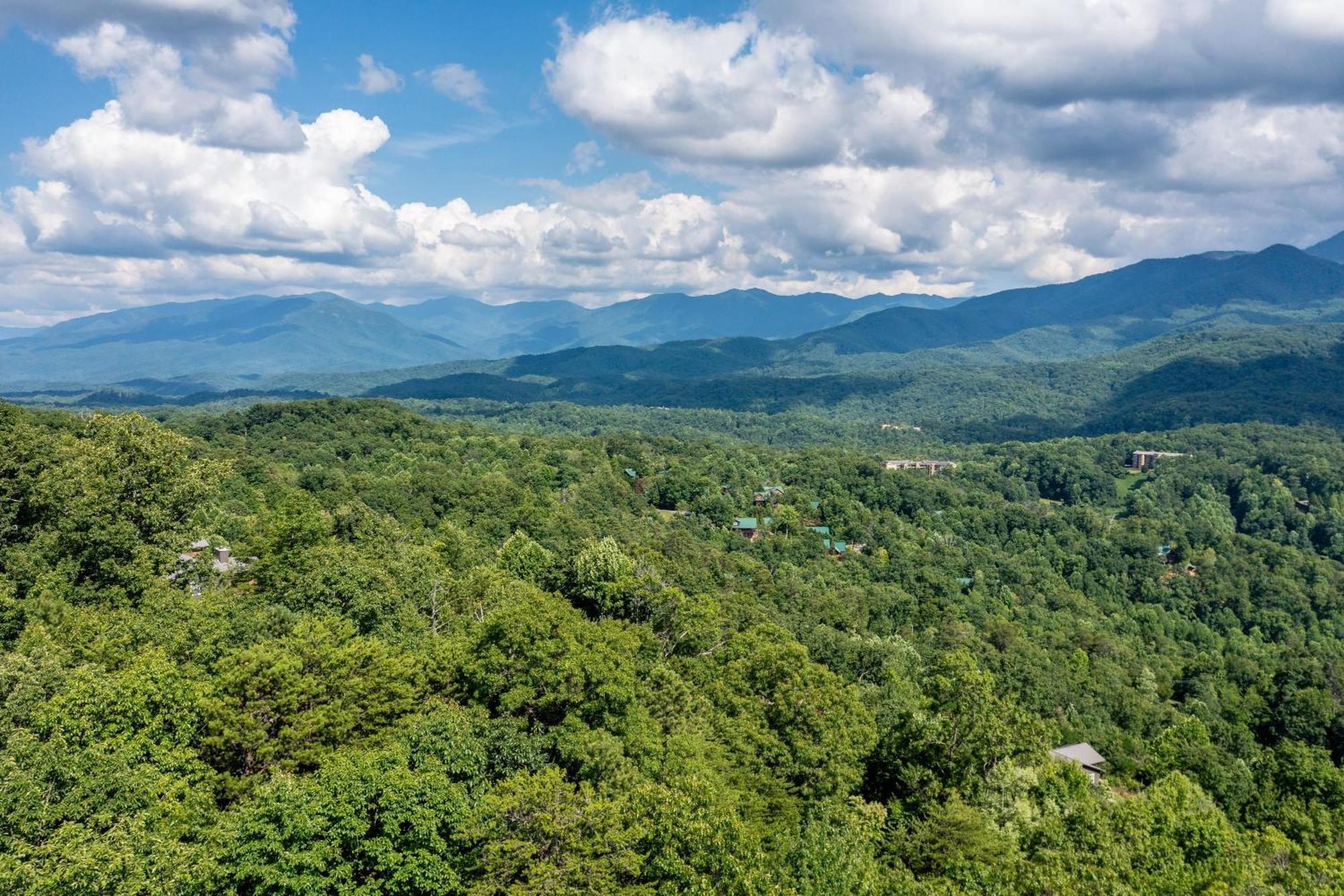 Family Friendly Great Views Game & Hot Tub Gatlinburg