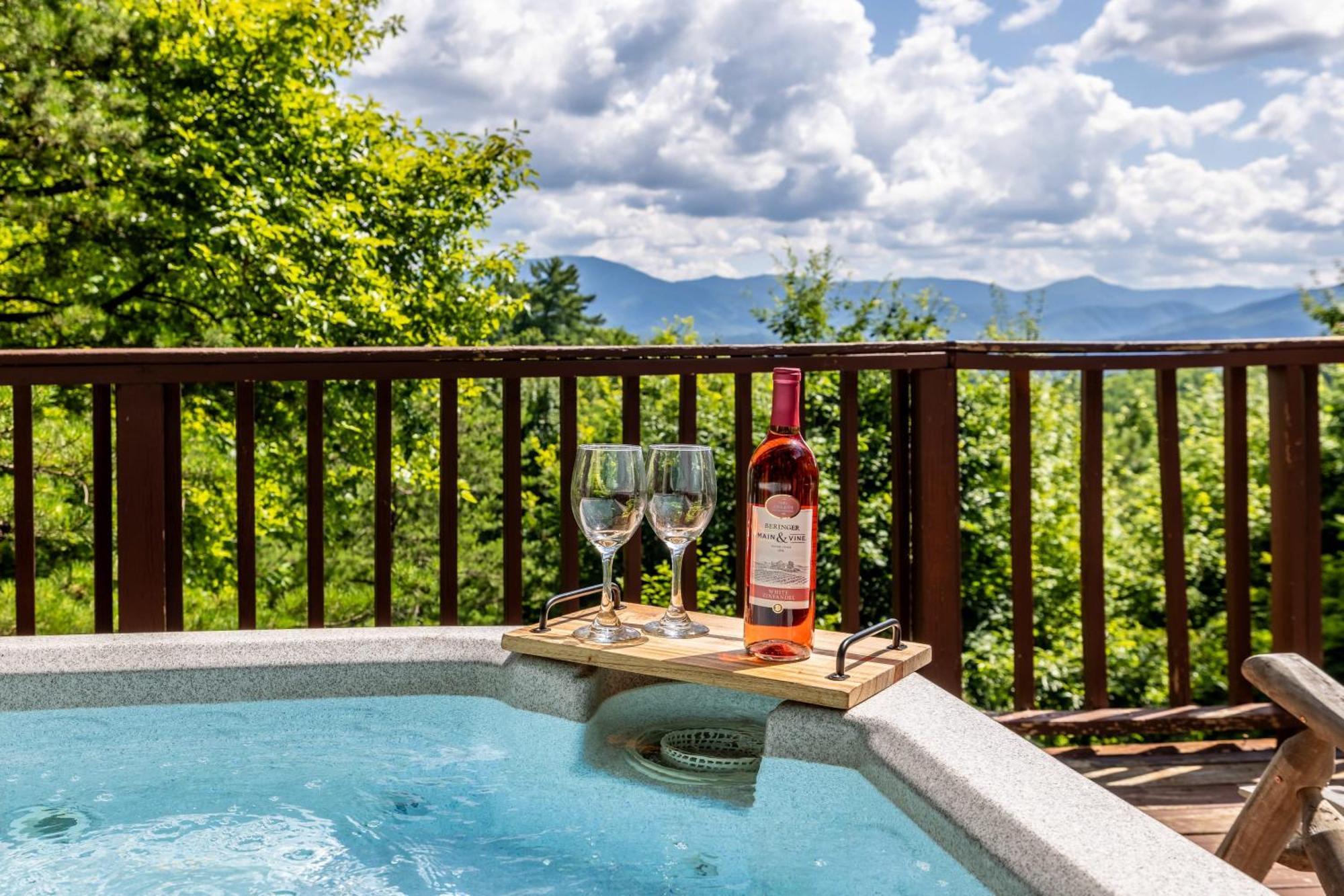 Family Friendly Great Views Game & Hot Tub * Gatlinburg