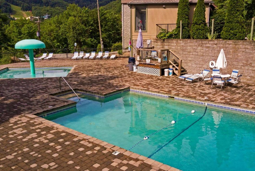 Great Family Vacation - Theatre - Games - Hot Tub Chalet