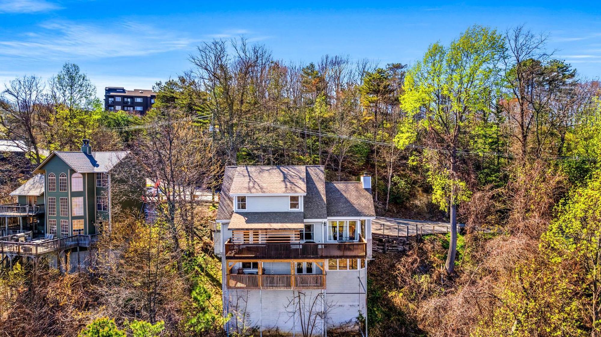 Great Family Vacation - Theatre - Games - Hot Tub Chalet Gatlinburg