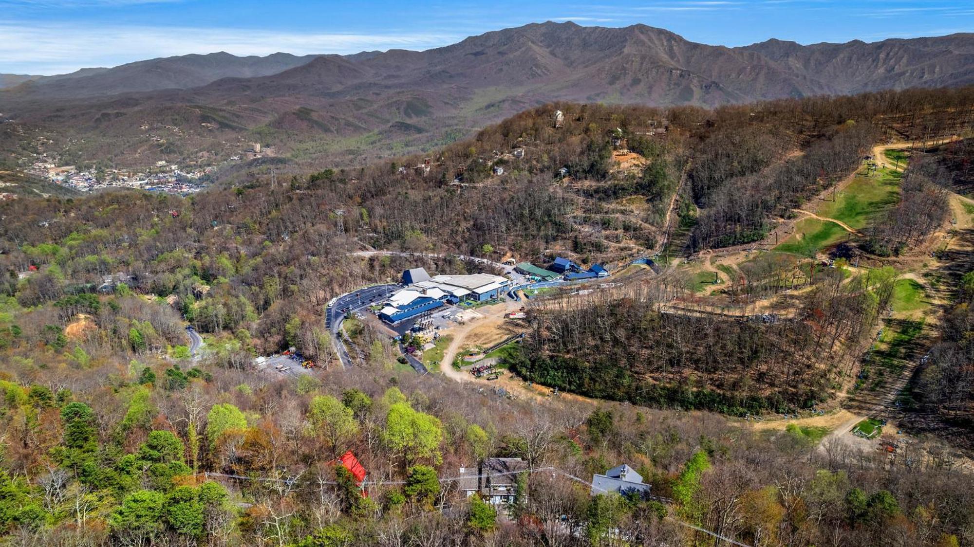 Great Family Vacation - Theatre - Games - Hot Tub Gatlinburg