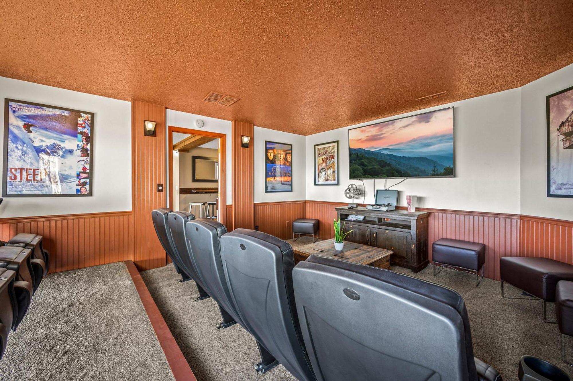 Chalet Great Family Vacation - Theatre - Games - Hot Tub Gatlinburg