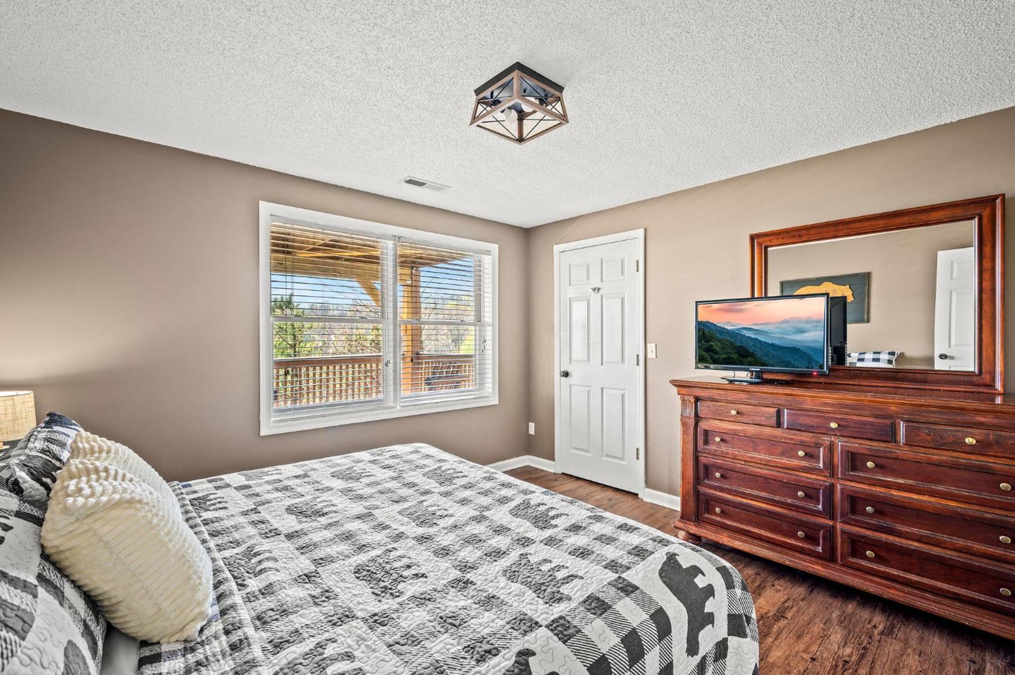 Chalet Great Family Vacation - Theatre - Games - Hot Tub *