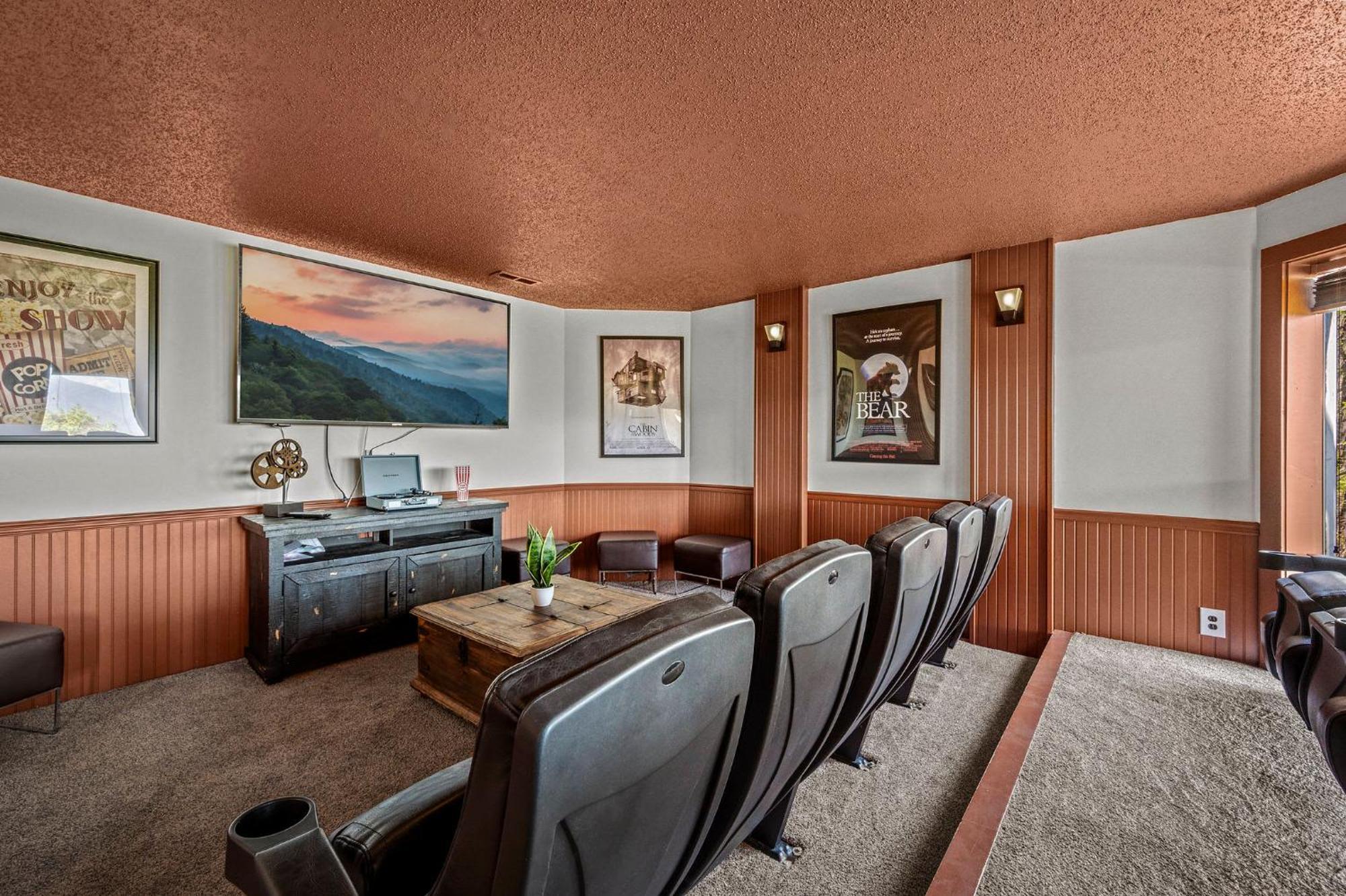 Chalet Great Family Vacation - Theatre - Games - Hot Tub