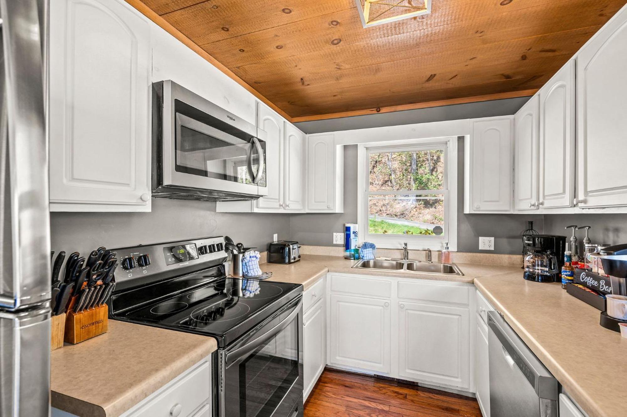 Chalet Great Family Vacation - Theatre - Games - Hot Tub Gatlinburg