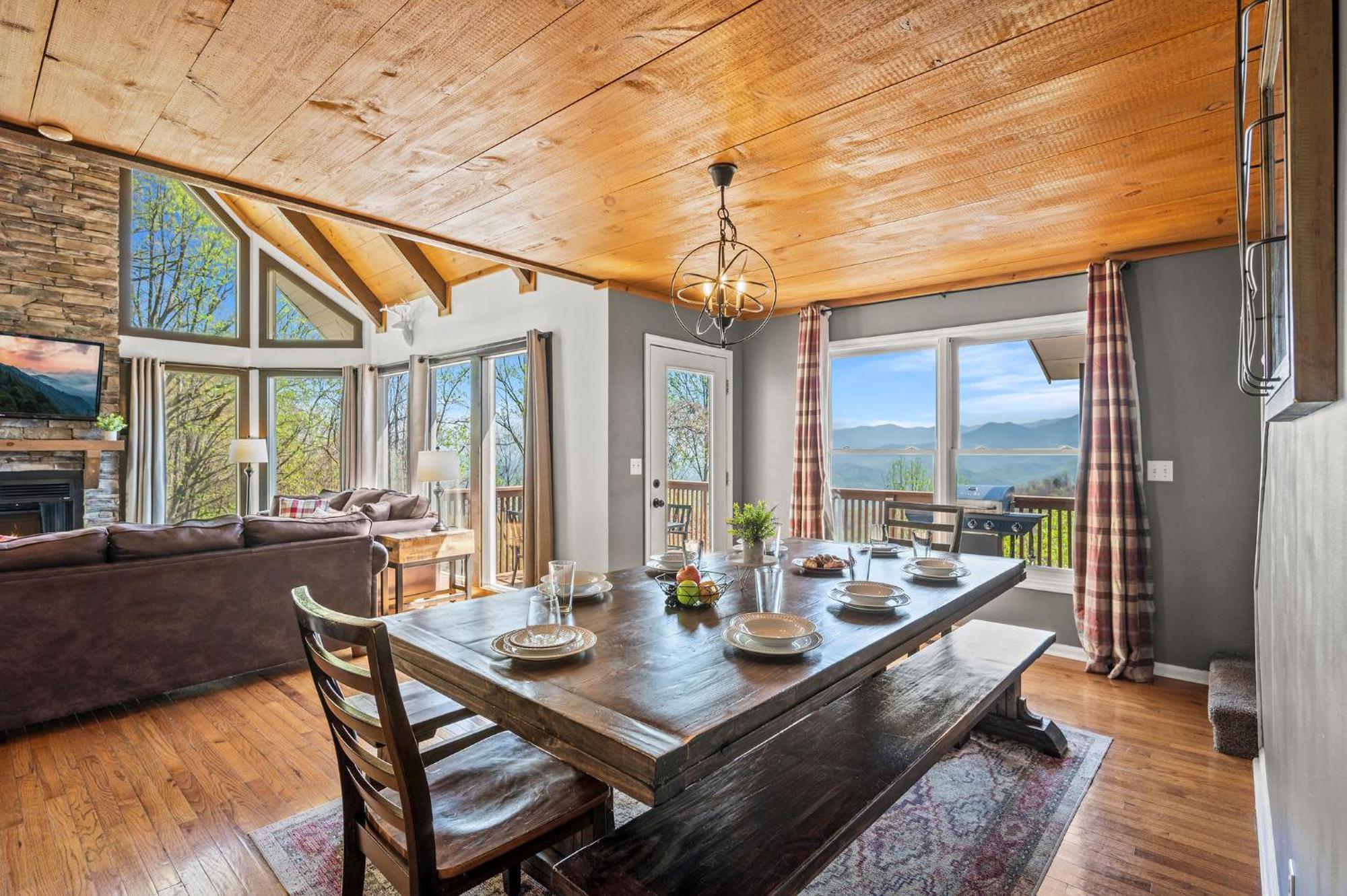 Great Family Vacation - Theatre - Games - Hot Tub Chalet