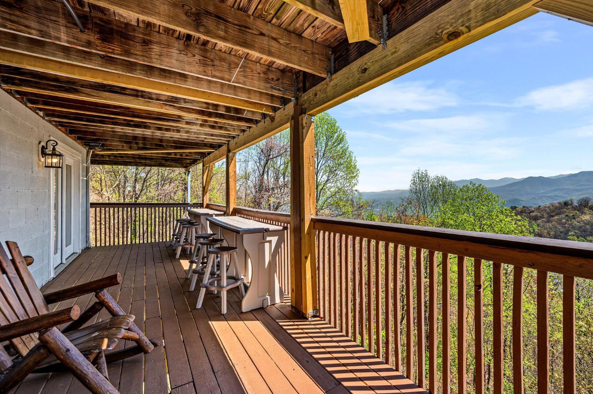 Chalet Great Family Vacation - Theatre - Games - Hot Tub Gatlinburg