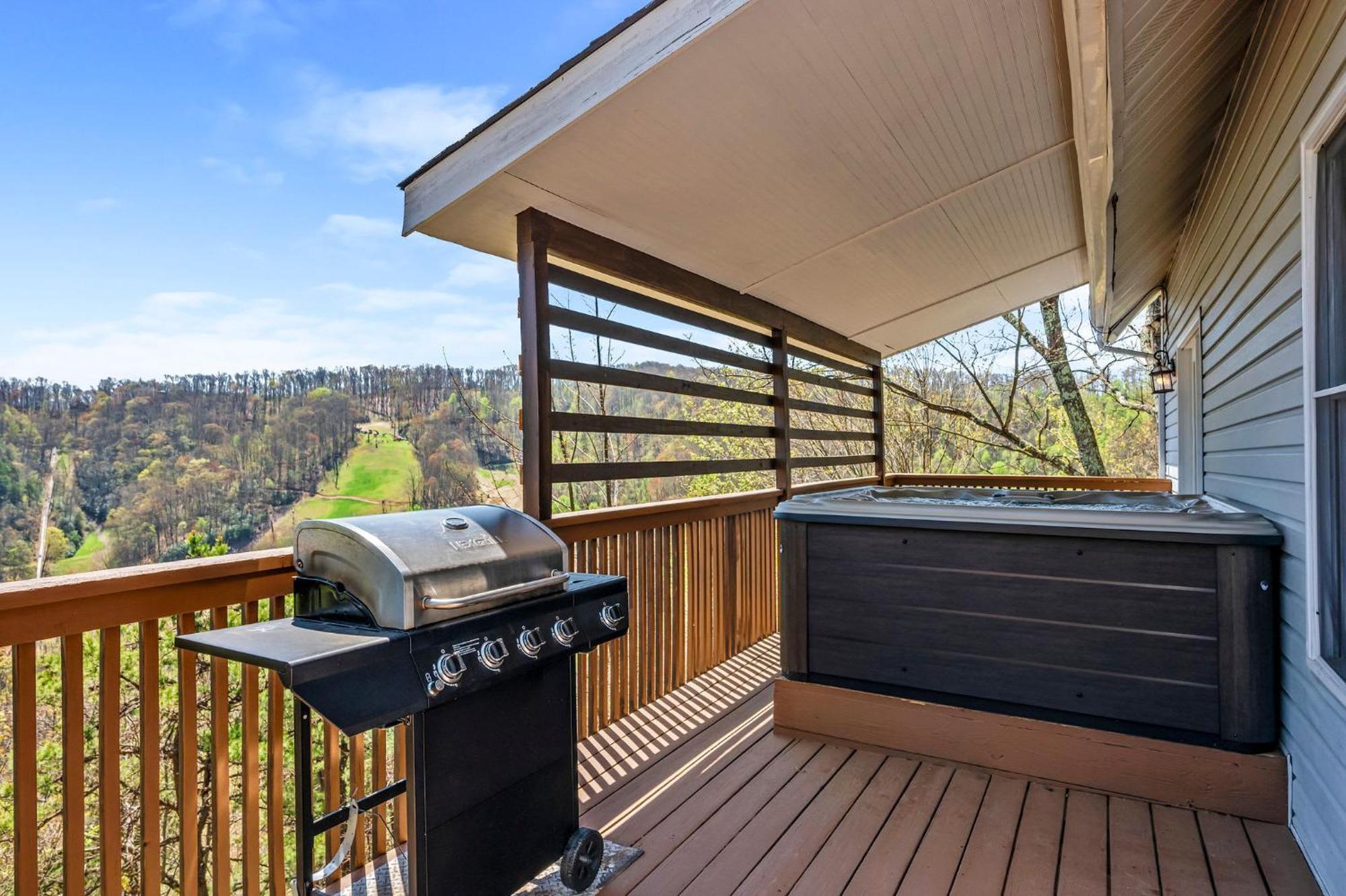 Great Family Vacation - Theatre - Games - Hot Tub Chalet Gatlinburg