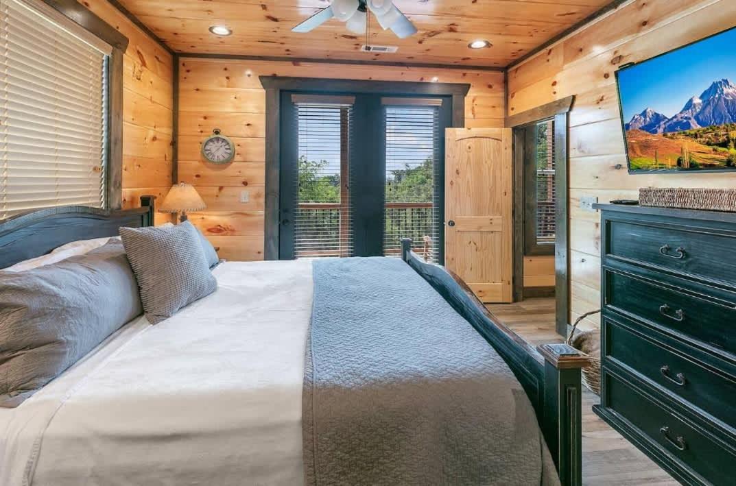 Holiday home Prime Location W Hot Tub Games & Scenic Views Gatlinburg