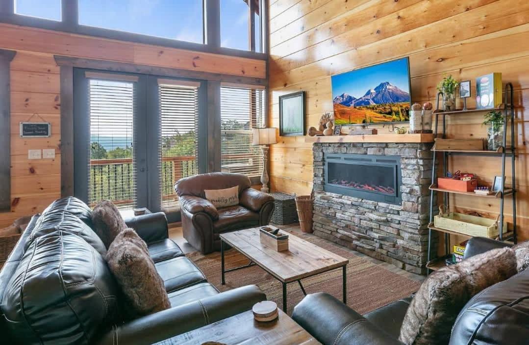 Prime Location W Hot Tub Games & Scenic Views Holiday home Gatlinburg