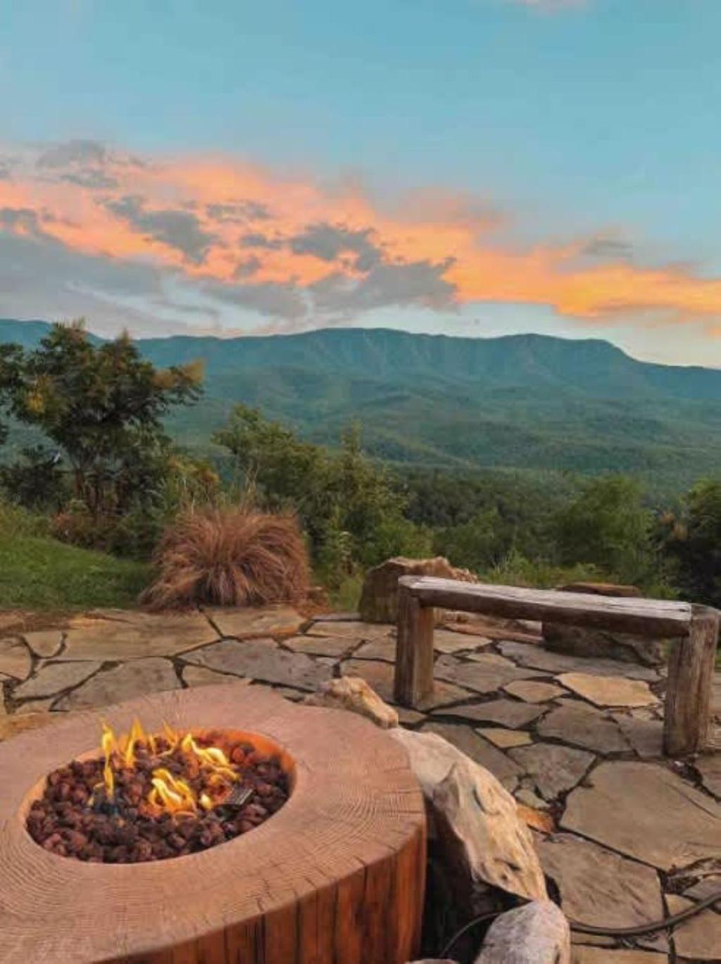 Mountain Views W Hot Tub Firepit & Game * Gatlinburg