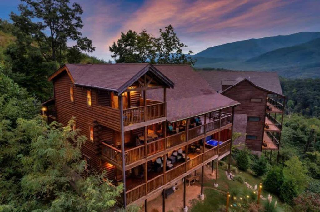 Mountain Views W Hot Tub Firepit & Game *