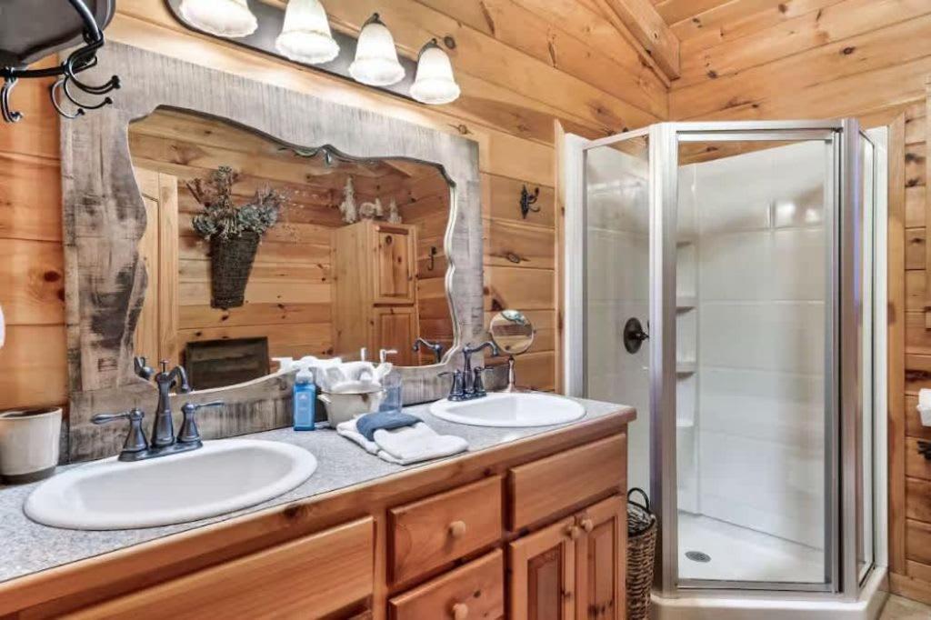 Mountain Views W Hot Tub Firepit & Game * Gatlinburg