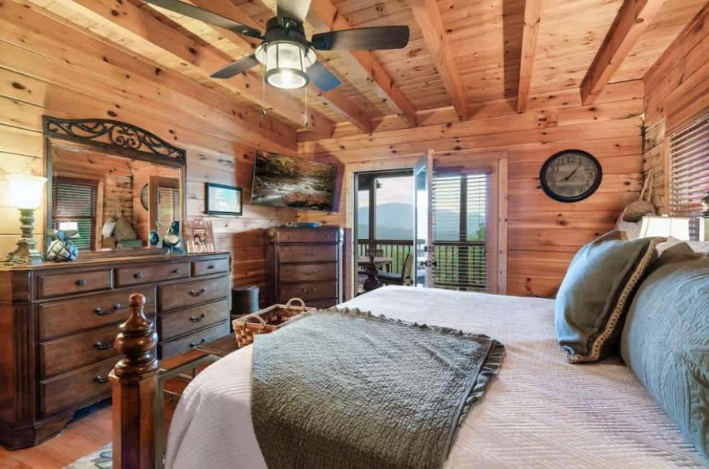 Mountain Views W Hot Tub Firepit & Game