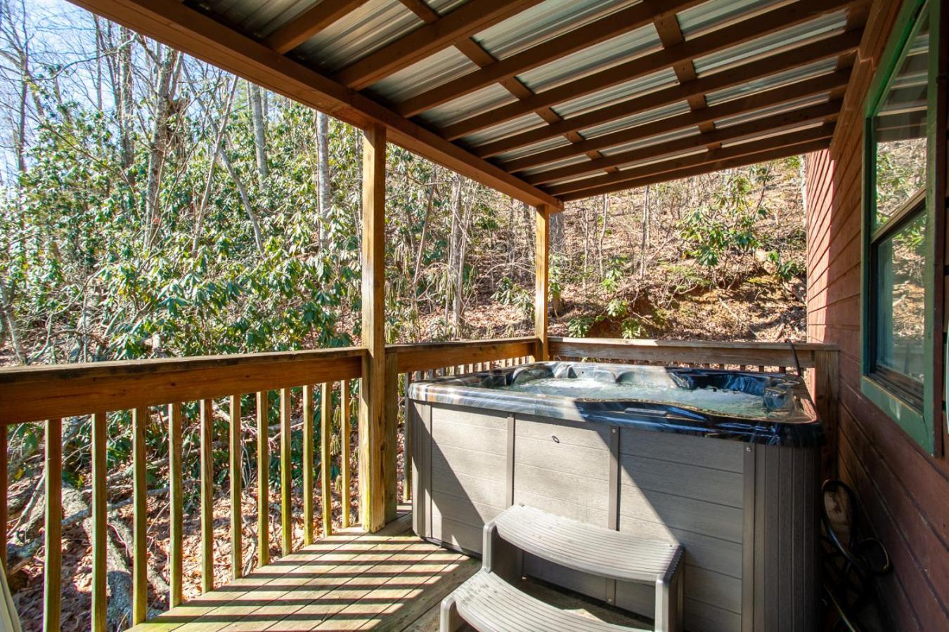Wanderers Retreat Hot Tub Multicade Grill * Gatlinburg