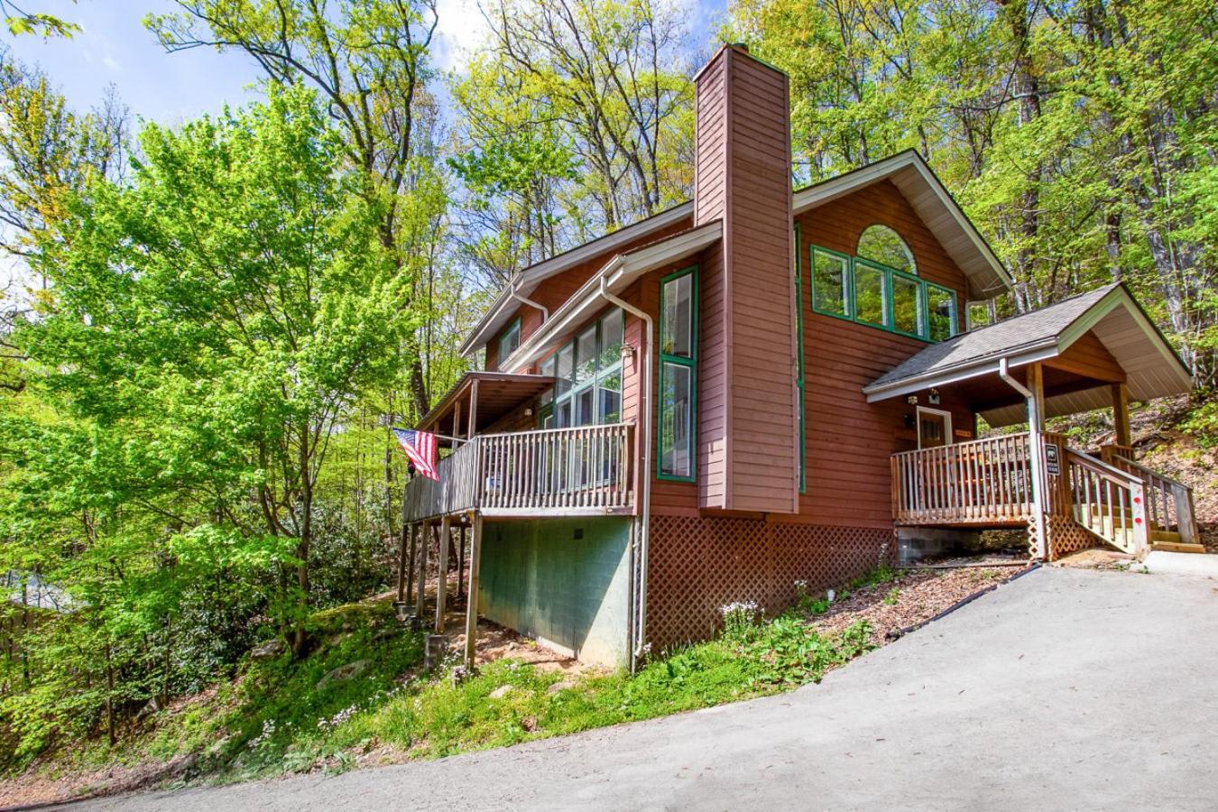 Wanderers Retreat Hot Tub Multicade Grill Gatlinburg