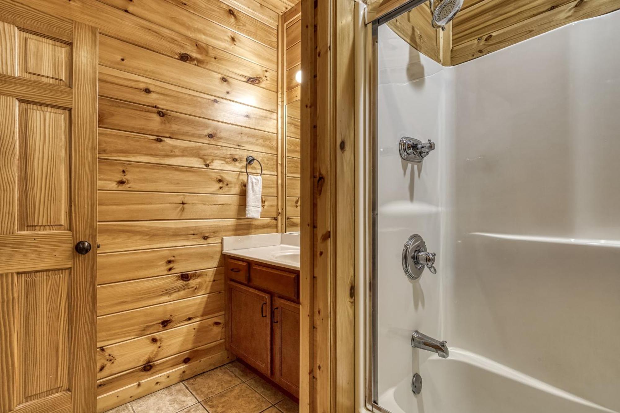Holiday home Heights, Hot Tub, Game Room, Theater Room, 1089 Of Free Tickets For Each Paid Day
