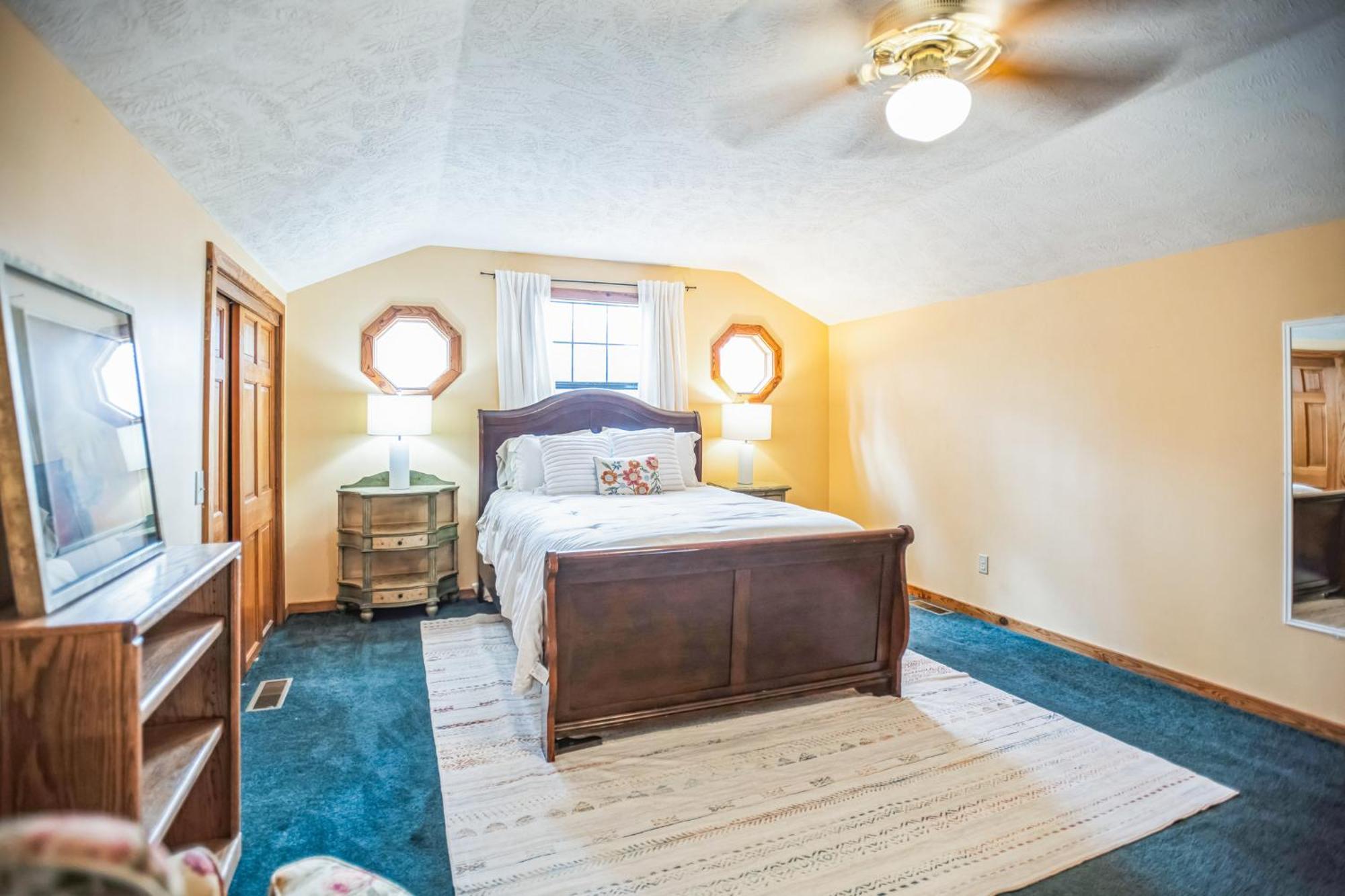 Spacious Hot Tub King Beds Game