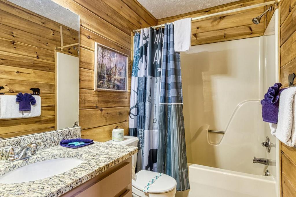 Moonshine Memories, Mtn Views, Hot Tub, Wifi, 1089 Free Tickets Each Paid Day, Dollywood And