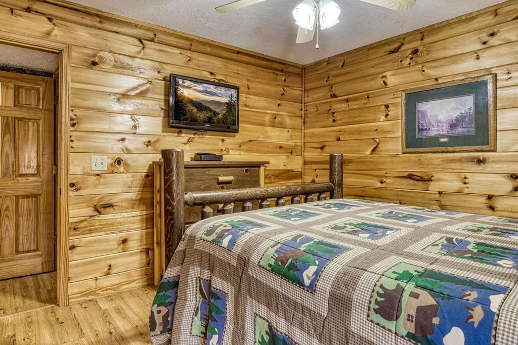 Moonshine Memories, Mtn Views, Hot Tub, Wifi, 1089 Free Tickets Each Paid Day, Dollywood And Holiday home