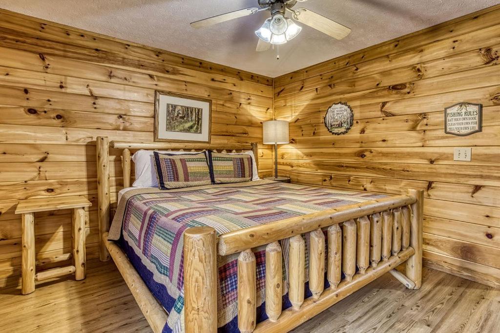 Moonshine Memories, Mtn Views, Hot Tub, Wifi, 1089 Free Tickets Each Paid Day, Dollywood And Holiday home *