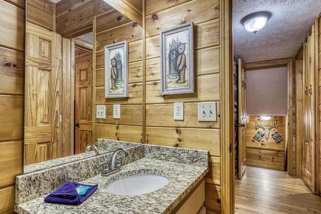 Moonshine Memories, Mtn Views, Hot Tub, Wifi, 1089 Free Tickets Each Paid Day, Dollywood And *