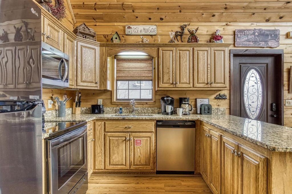 Moonshine Memories, Mtn Views, Hot Tub, Wifi, 1089 Free Tickets Each Paid Day, Dollywood And Holiday home