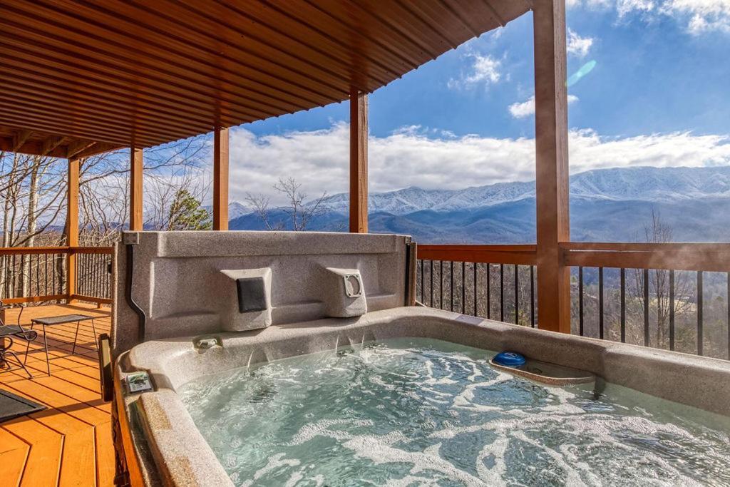 Moonshine Memories, Mtn Views, Hot Tub, Wifi, 1089 Free Tickets Each Paid Day, Dollywood And Holiday home *