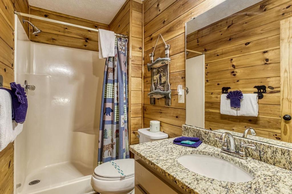 Moonshine Memories, Mtn Views, Hot Tub, Wifi, 1089 Free Tickets Each Paid Day, Dollywood And Holiday home Gatlinburg