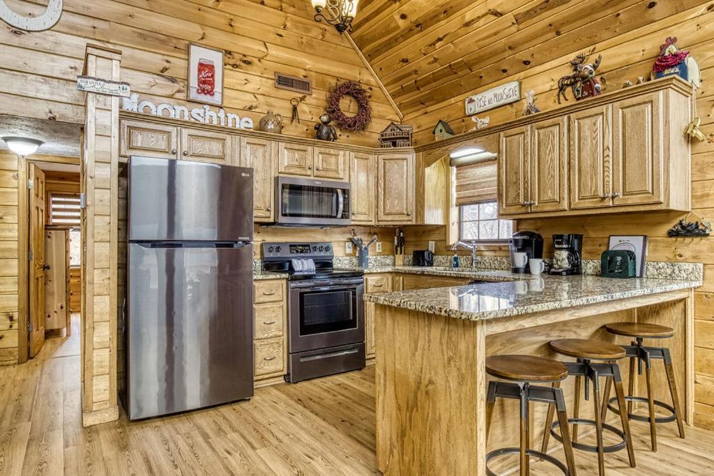 Moonshine Memories, Mtn Views, Hot Tub, Wifi, 1089 Free Tickets Each Paid Day, Dollywood And