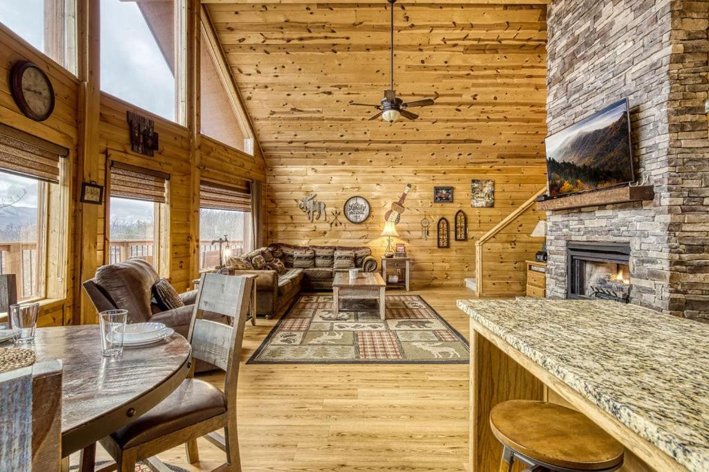 Moonshine Memories, Mtn Views, Hot Tub, Wifi, 1089 Free Tickets Each Paid Day, Dollywood And Holiday home