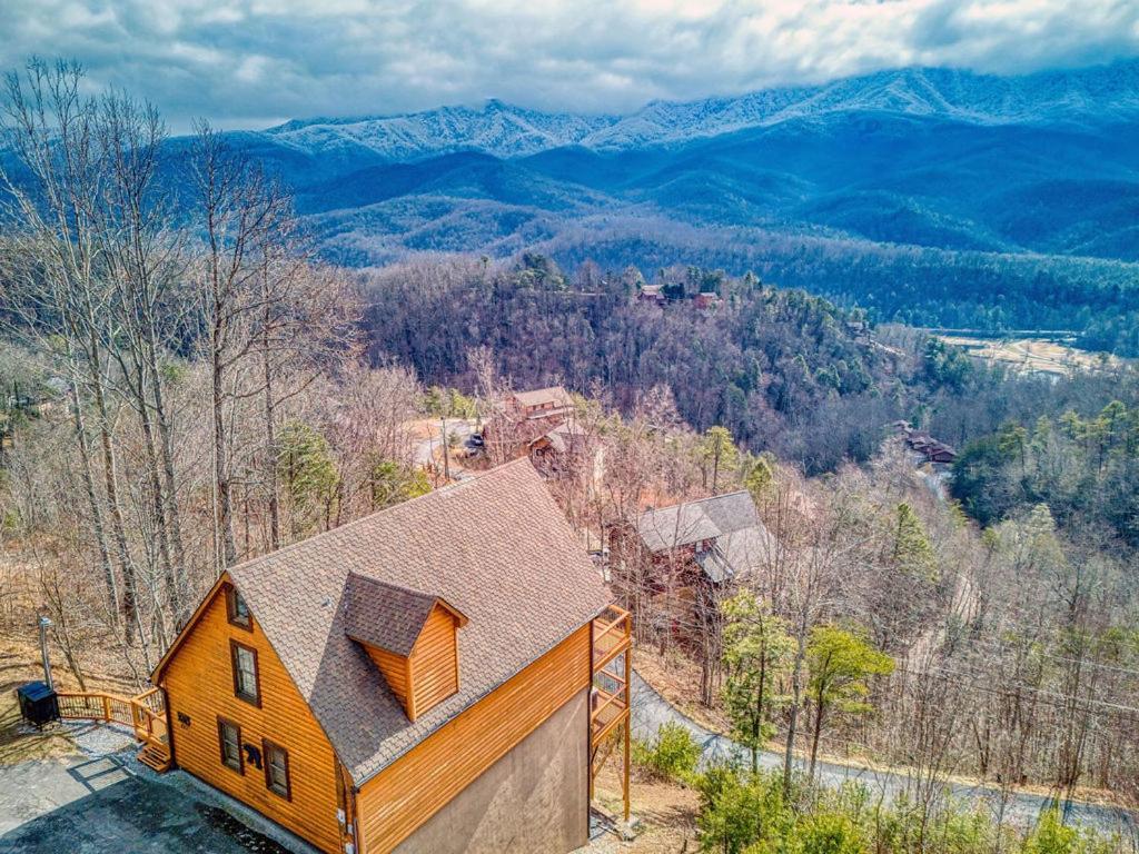 Moonshine Memories, Mtn Views, Hot Tub, Wifi, 1089 Free Tickets Each Paid Day, Dollywood And Holiday home *
