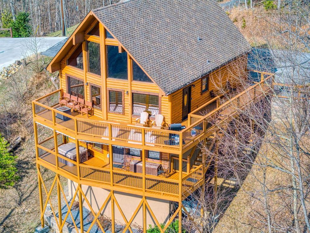 Moonshine Memories, Mtn Views, Hot Tub, Wifi, 1089 Free Tickets Each Paid Day, Dollywood And Holiday home Gatlinburg