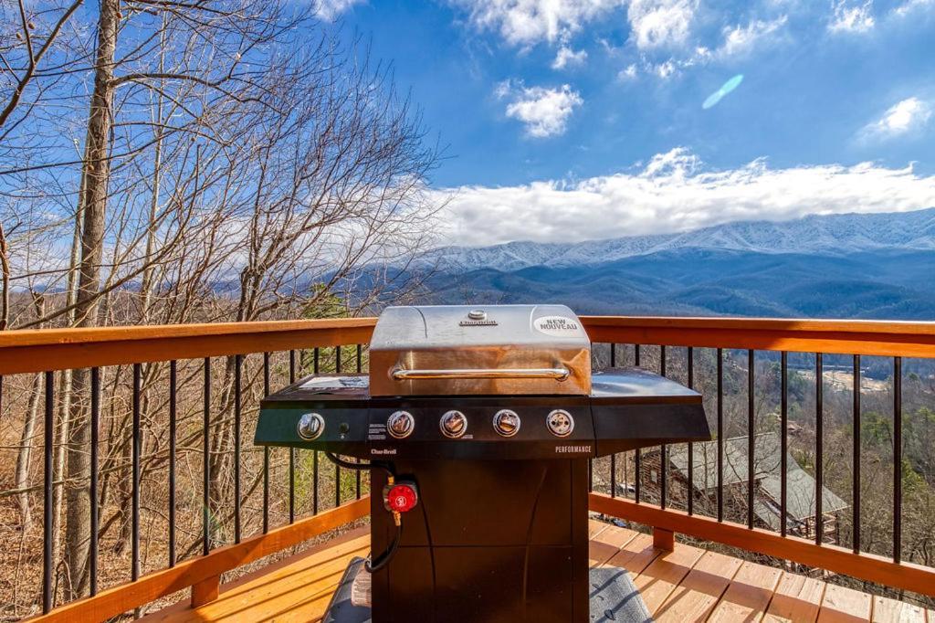 Moonshine Memories, Mtn Views, Hot Tub, Wifi, 1089 Free Tickets Each Paid Day, Dollywood And Holiday home Gatlinburg