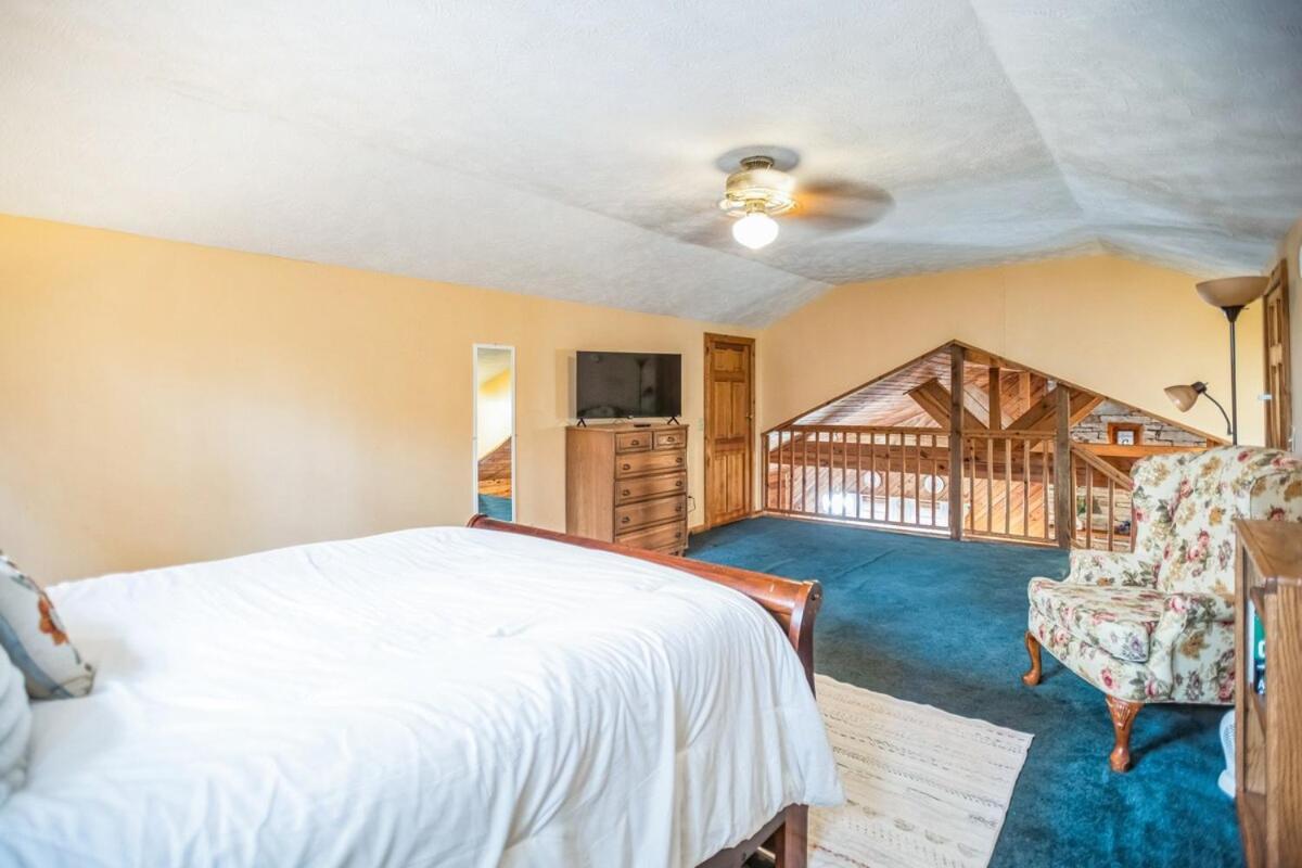 Spacious Hot Tub King Beds Game