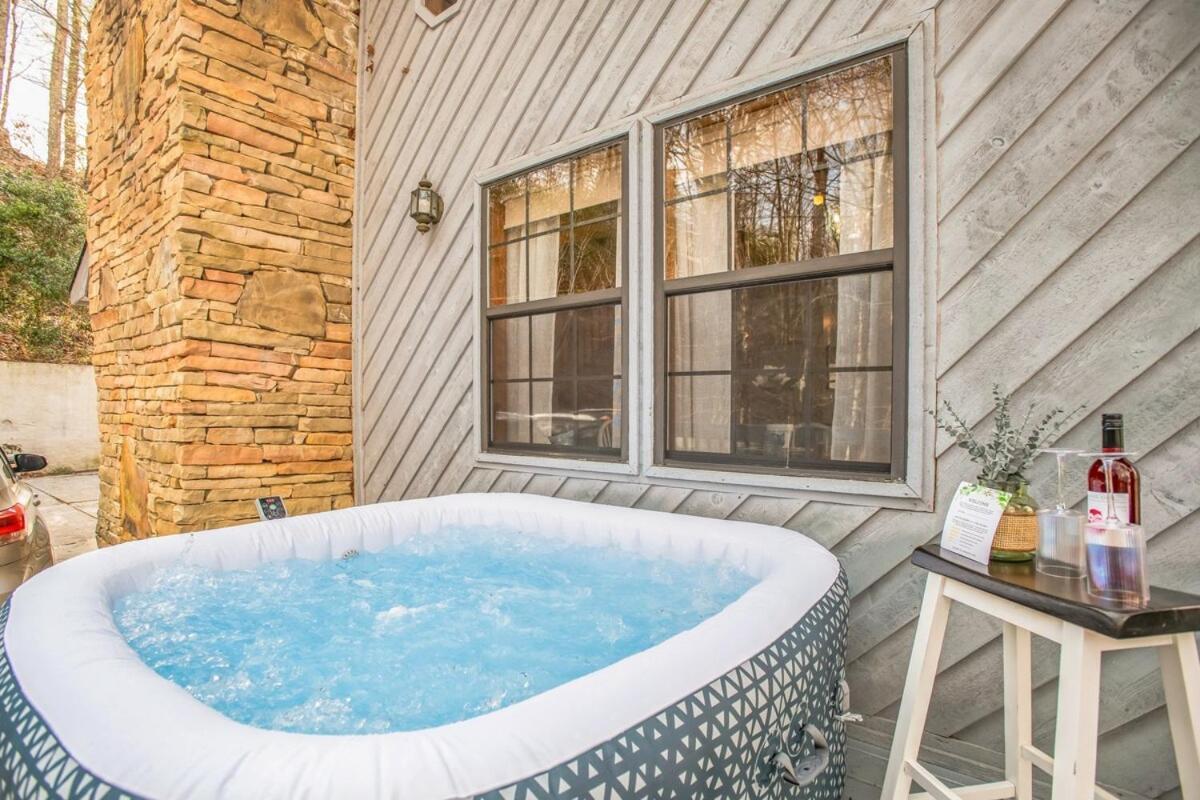 Spacious Hot Tub King Beds Game
