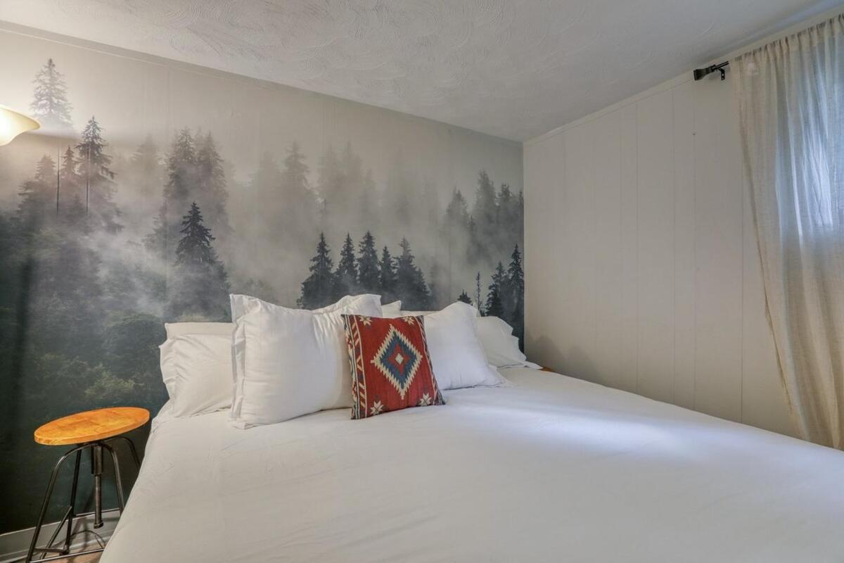 Moose - King Bed