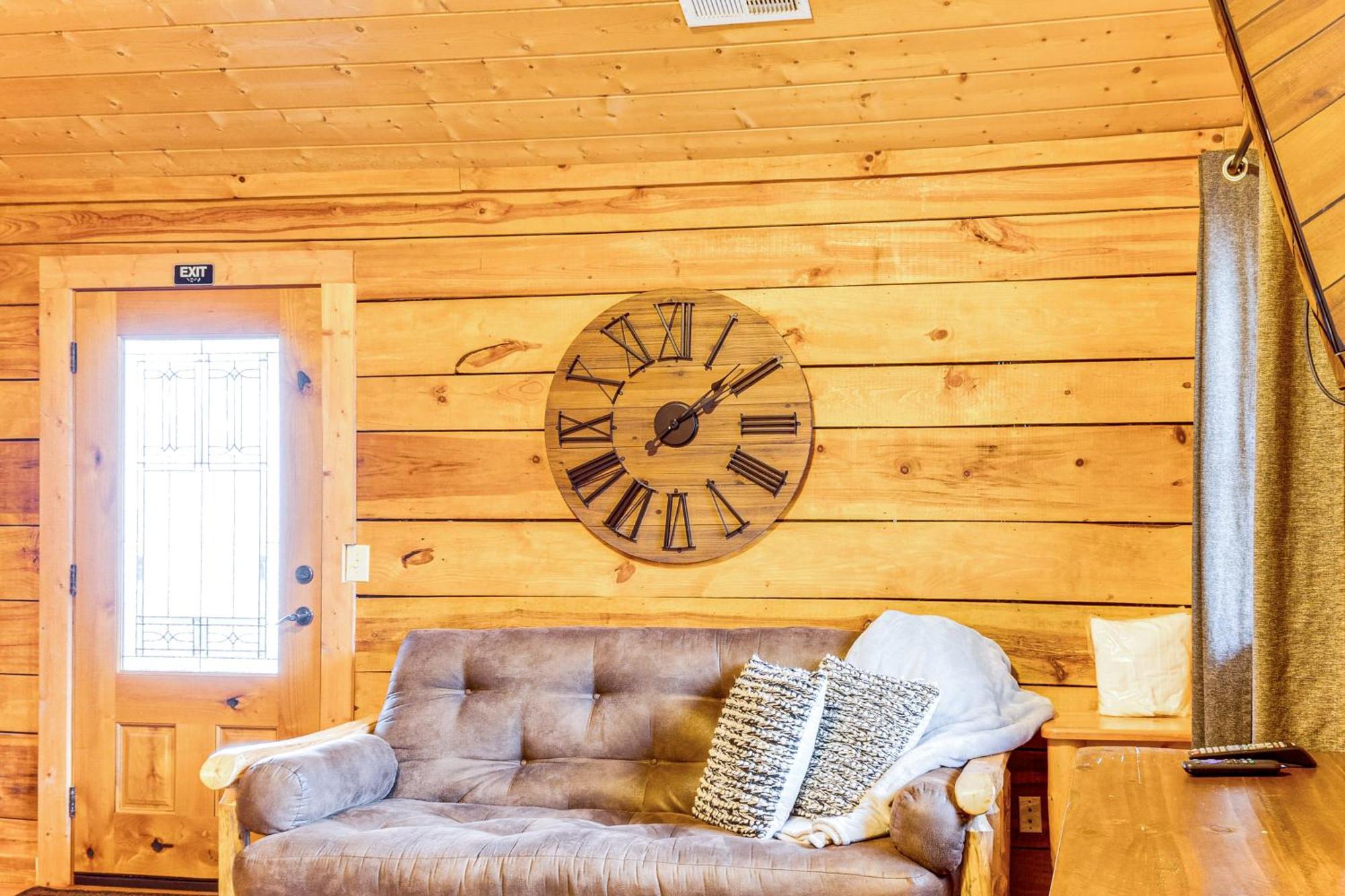 Spacious With Hot Tub And Game Room! Holiday home