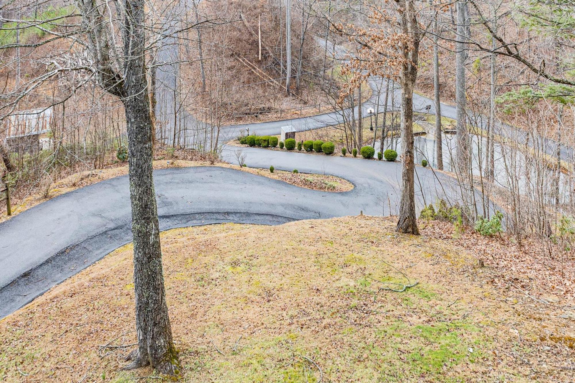 Spacious With Hot Tub And Game Room! Holiday home Gatlinburg