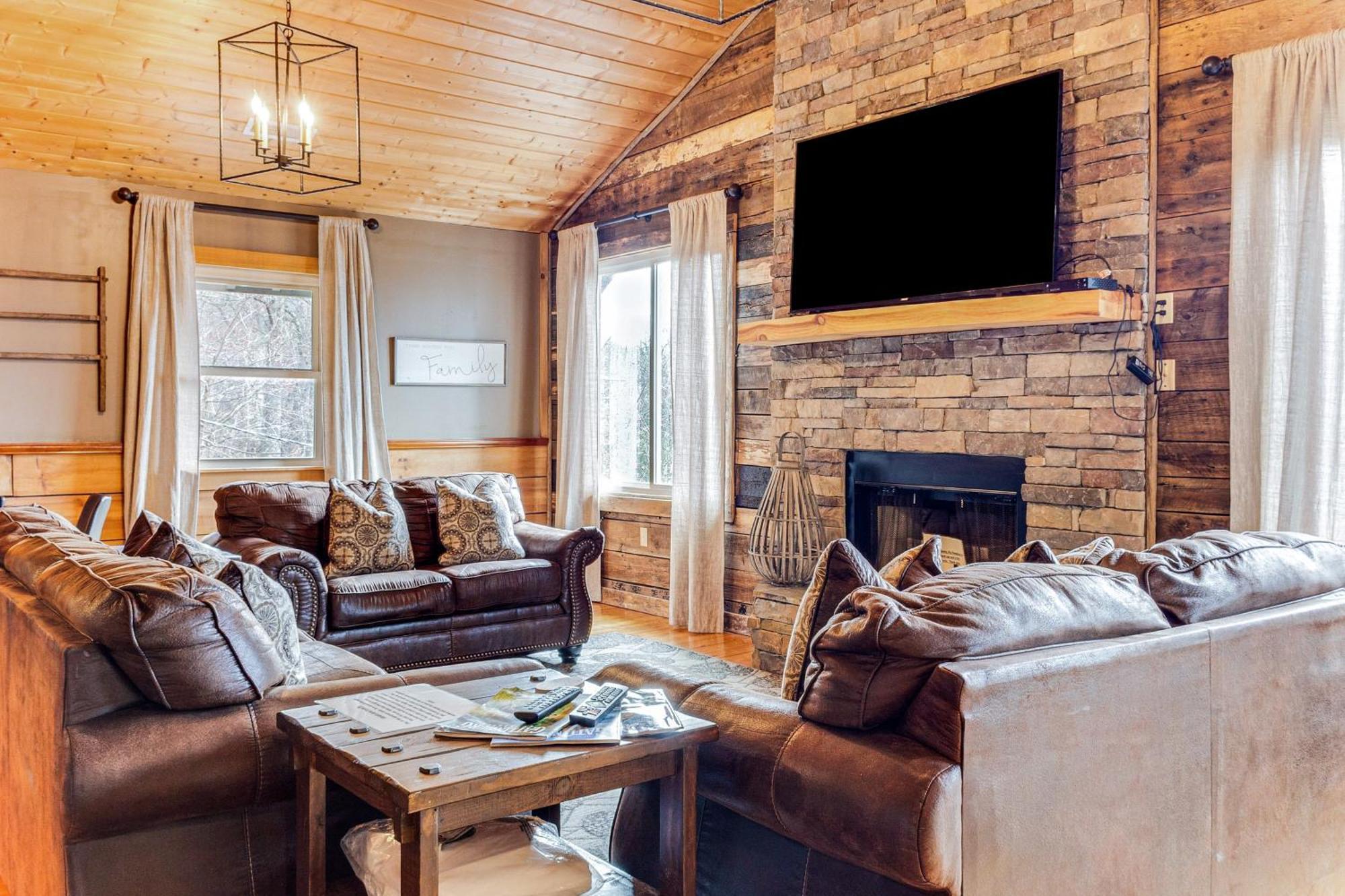 Spacious With Hot Tub And Game Room! Gatlinburg