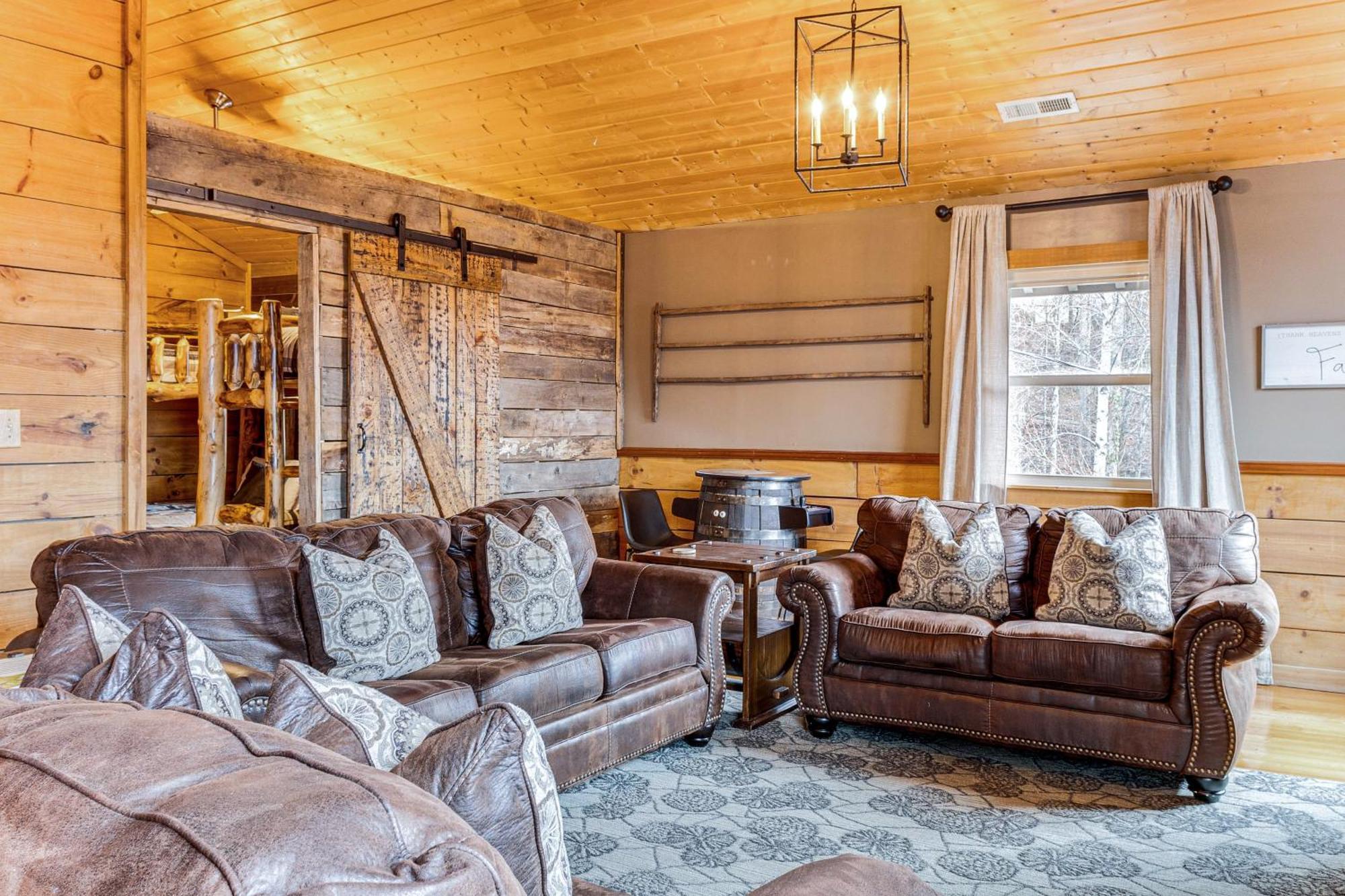 Spacious With Hot Tub And Game Room! Gatlinburg