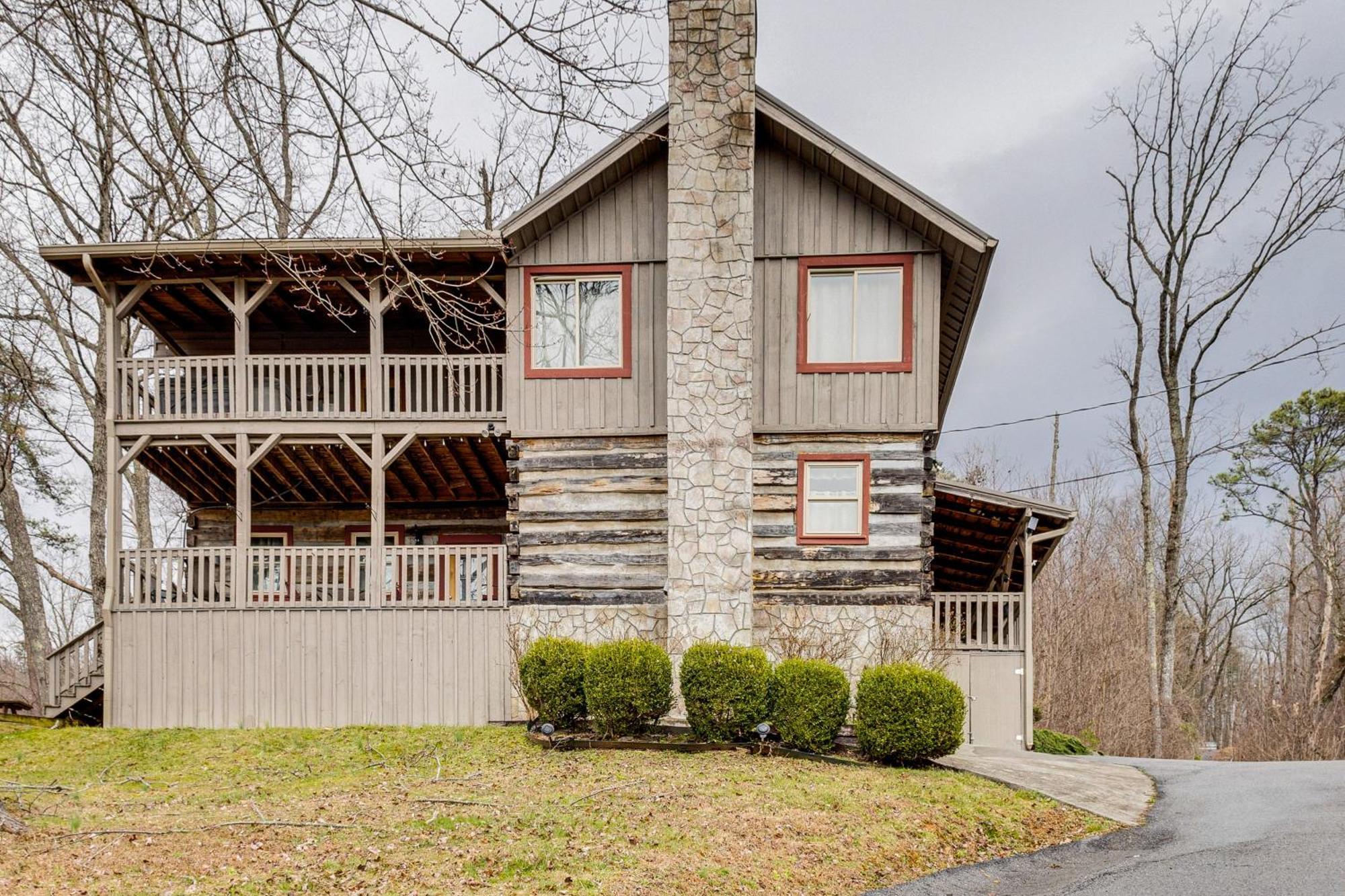 Spacious With Hot Tub And Game Room!
