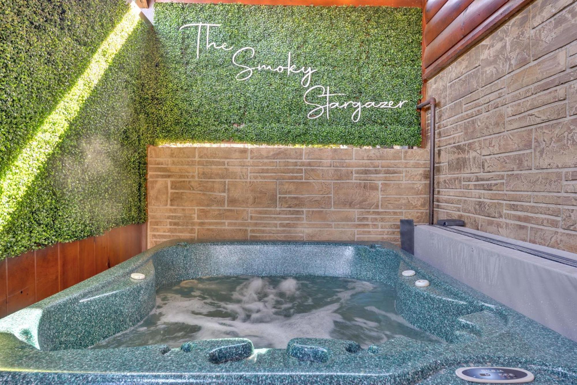 Smoky Stargazer Pet Friendly For Groups With Game And Arcade Holiday home Gatlinburg